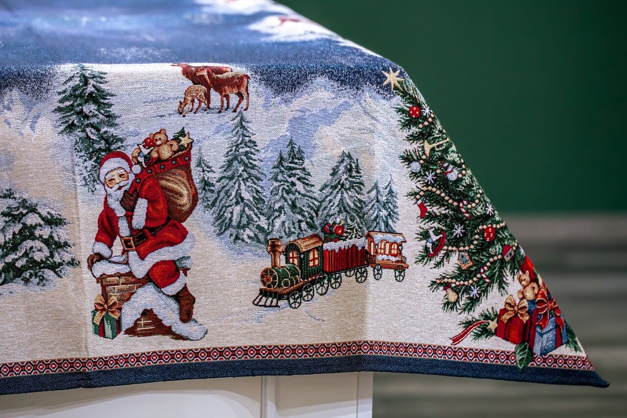 Декоративні скатертини у святковому новорічному інтер’єрі