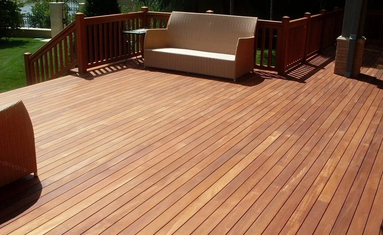 Яка терасна дошка краще: порівняння матеріалів, особливості та рекомендації